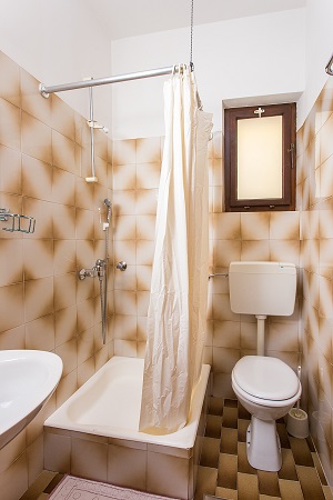 S1 bathroom with shower
