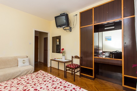 Entrance to S4 bedroom with SAT/TV
