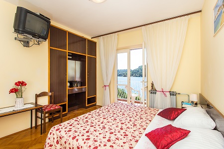 Part of S4 bedroom with SAT/TV